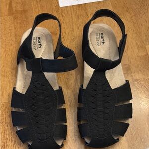 NWOT women’s size 10w Earth Origins sandals .